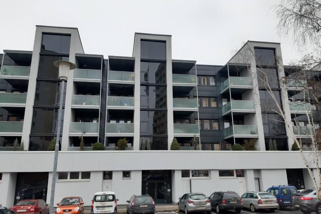Prague Apartment In Most Near Golf Club, Aqua-Hipo-Autodrom In موست المظهر الخارجي الصورة