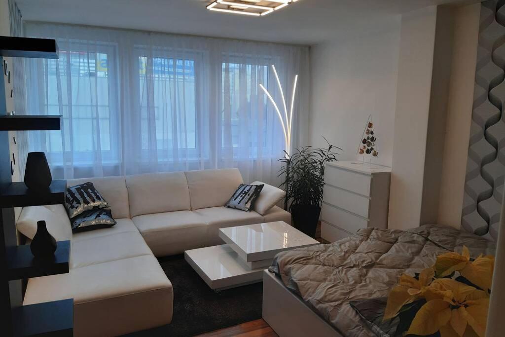 Prague Apartment In Most Near Golf Club, Aqua-Hipo-Autodrom In موست المظهر الخارجي الصورة